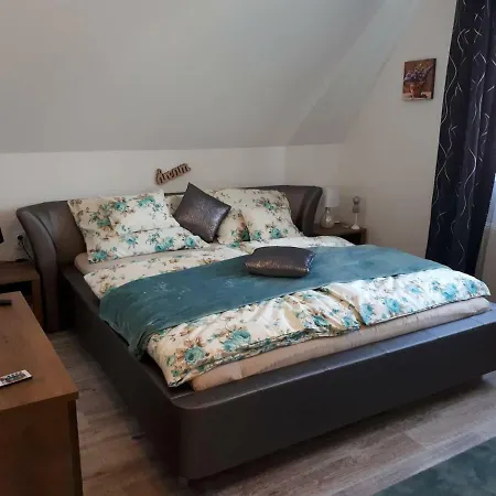 Vadvirag Vendeghaz Ferienhaus *